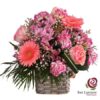 cesta de mimbre con tonos rosa. Floristería San Lorenzo